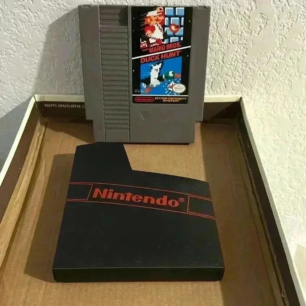 SUPER MARIO AND DUCK HUNT!
Pristine condition with Nintendo branded sleeve